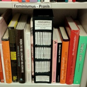 im Bücherregal steht ein Minibücherregal mit Minicomics