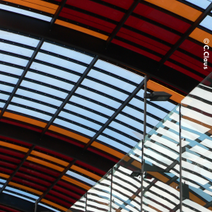 Foto der Glasdecke des Amsterdamer Hauptbahnhofs, weiße, rote, orangefarbene und hellblaue Rechtecke ergeben eine Harmonie, fotografiert von C. Claus.