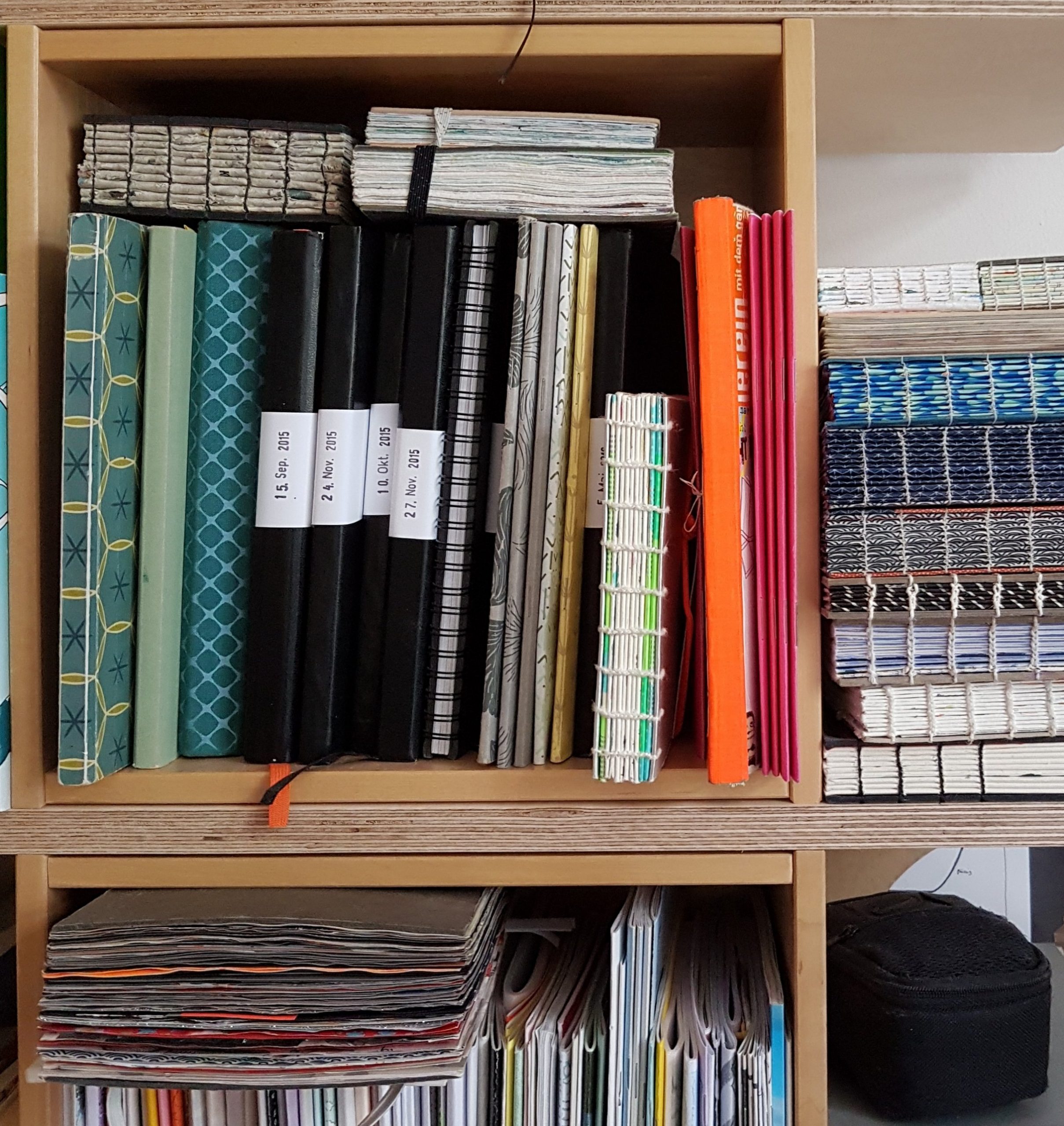 Foto: Bücherregal vollgestoppft mit Skizzenbüchern