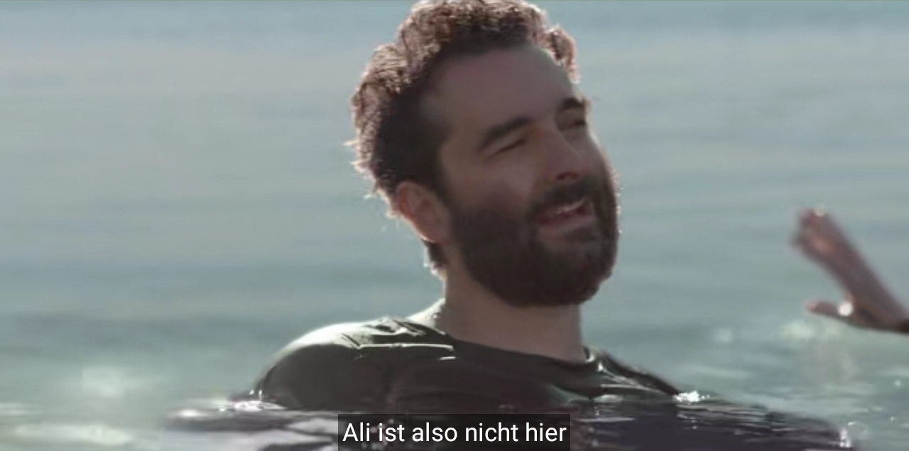 Ein vollbärtiger Mitdreissiger mit schwarzem Shirt tritt Wasser im Toten Meer und sagt: Ali ist also nicht hier.