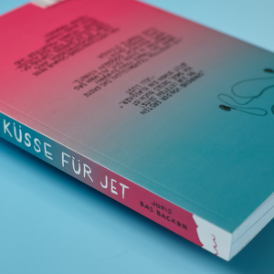 Rückseite des Buch mit blau-magenta Einband und gezeichneten In-Ear Kopfhörern.