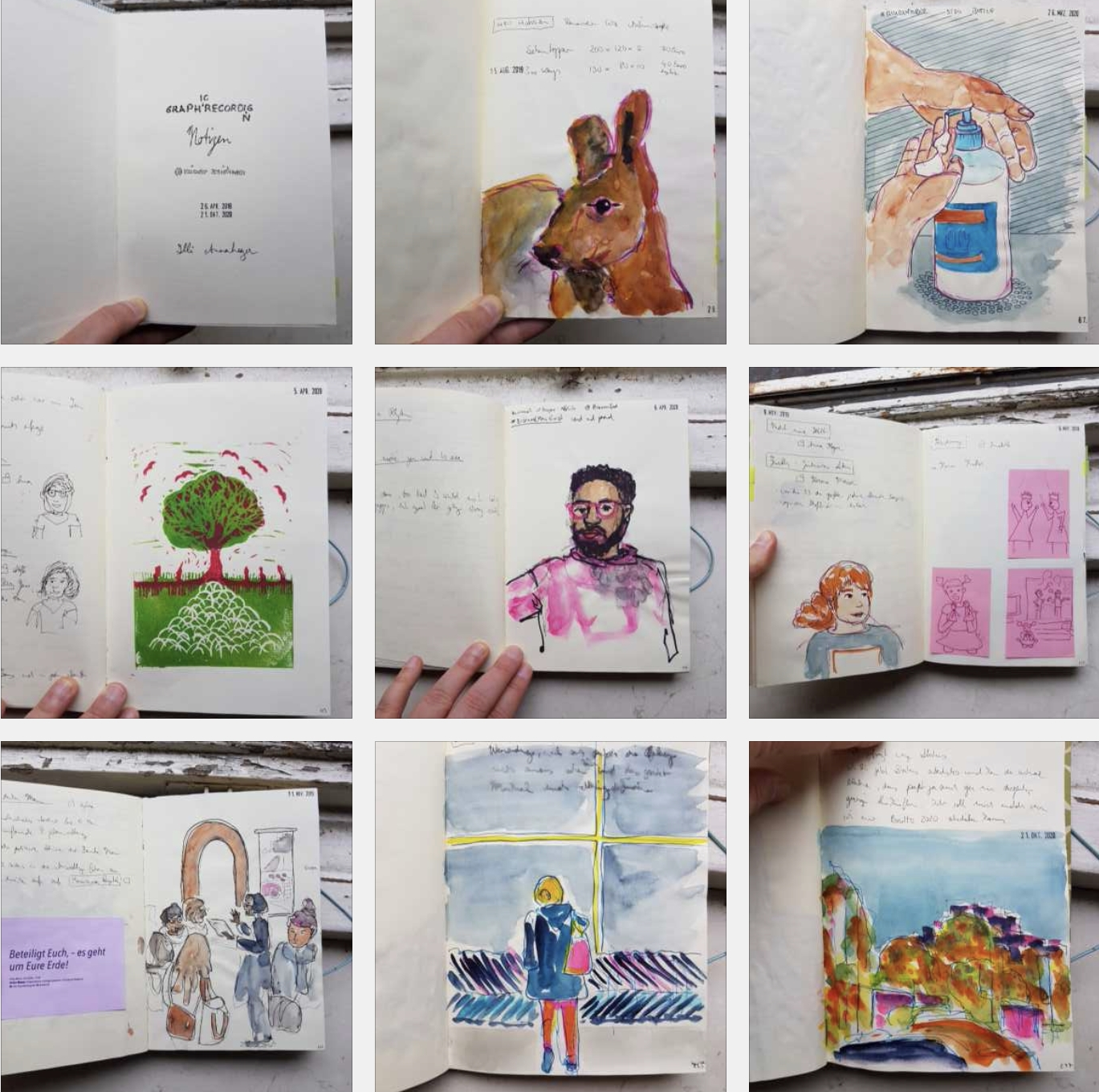 Mosaik von 9 Fotos aus dem Skizzenbuches alles mit Aquarell: Deckblatt mit dem Titel Graphic Recording, Notizen und Immer Zeichnen in handschriftlichen Buchstaben, Kopf eines Kängaruh, Hände die Desinfektionsmittel aus nem Pumpspender, Baum mit tiefen Wurzeln als Linoldruck, eine Person mit pinkem Pullover und pinker Brille, Finelinerskizzen für ein Comic, Menschen im Museum hören einer Führung zu, eine Person vor einer Fensterwand, Landschaftsskizze mit hohen Bäumen.