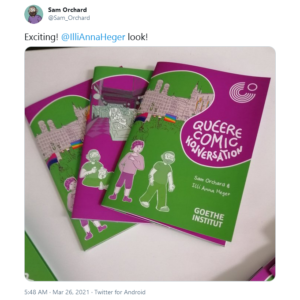 Screenshot eines Tweets von Sam Orchard, er schreibt »Exciting, @IlliAnnaHeger look!«. Drei der Comics auf einem Haufen. Der Buchdeckel ist in magenta und grün gedruckt. Er zeigt unsere Namen, den Titel »Queere Comic Konversation« und die Comicfiguren, die uns darstellen.