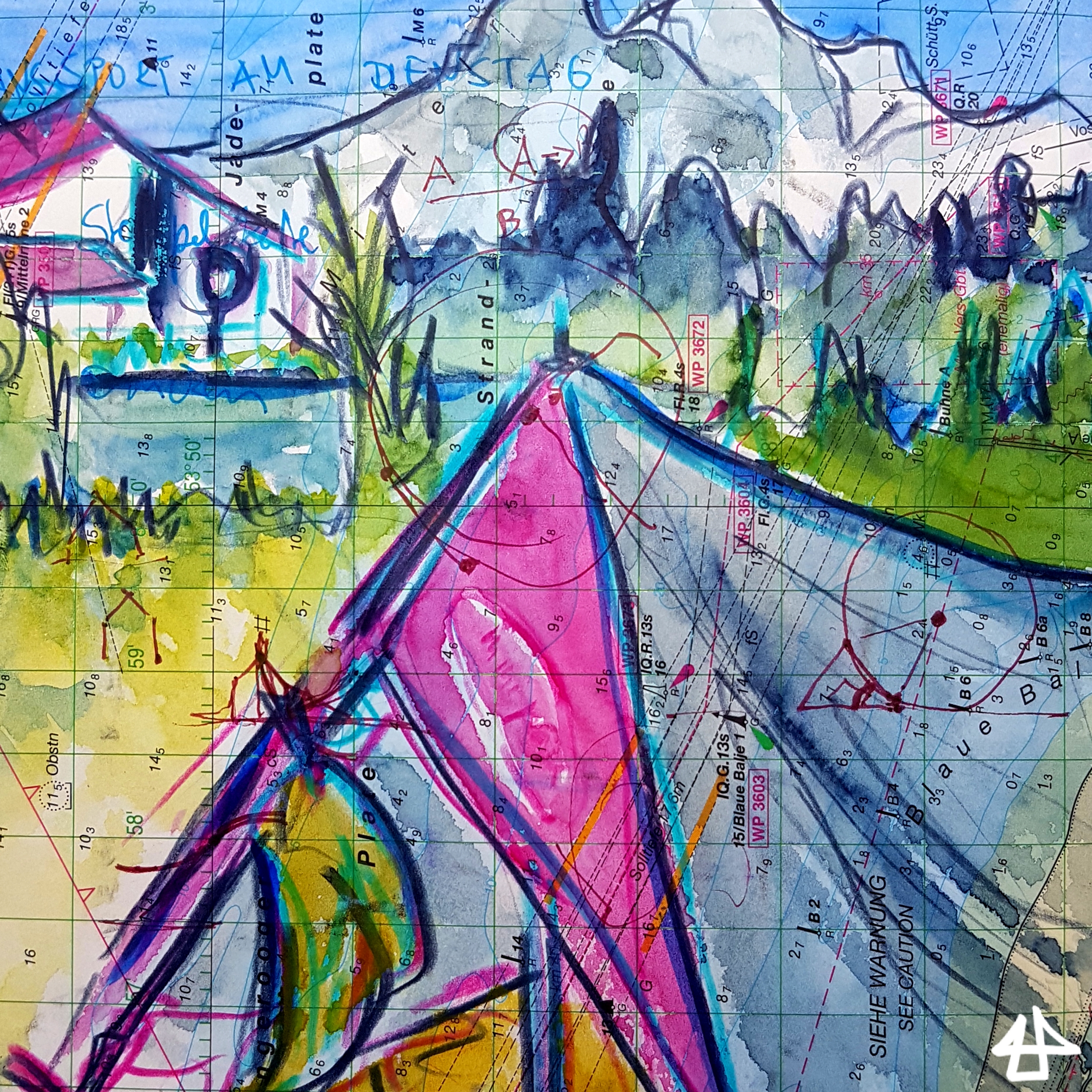 Wasserfarben und Fineliner auf alter Seekarte. Zeichnung eines Sees und einiger Berge hinter der Spitze eines geöffneten einfachen Zeltes.