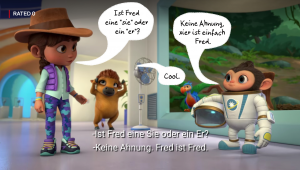 Standbild aus der Trickfilm-Serie mit eingeblendetem Text der Sychronsprecher_innen: ein Kind mit Cowboy-Hut spricht in einem Museumsraum mit einem Äffchen in einem Weltraumanzug. Kind: 'Ist Fred eine sie oder ein er? Äffchen: 'Keine Ahnung, xier ist einfach Fred.' Dahinter ein wenig entfernt ein Bison auf den Hinterhufen, das sich mit beiden Händen über die eigenen Hörner streicht. Das Kind erwidert: 'Cool.' Darunter im Vergleich die Untertitel: Ist Fred eine Sie oder ein Er? - Keine Ahnung. Fred ist Fred.