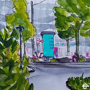 Fineliner-Zeichnung mit Aquarell: Eine Litfaßsäule mit türkisfarbenen Plakatierung, daneben ein Fahrrad, eine Person am Handy auf einem niedrigen Geländer sitzend unter einem Baum. Im Hintergrund Geschäfte im Vordergrund ein grünbewachsenes Stück Bordstein, auf der Straße eingelassene Tram-Schienen und ein großes Gebüsch was die linke Seite des Bildes abdeckt.