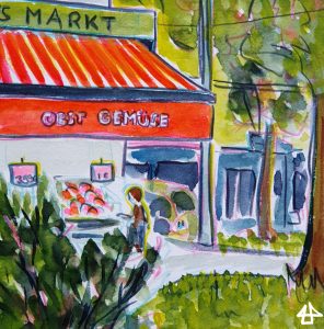 Buntstiftzeichnung mit Aquarell-Kollorierung. Die Ecke eines Geschäftes mit Auslagen. Oben steht groß Markt, darunter auf der Jalousie Obst Gemüse. Im Hintergrund eine Straßenbahn und im Vordergrund ein Gebüsch und eine kleine Rasenfläche.