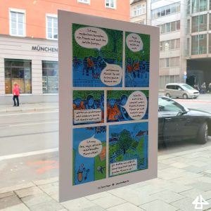 Foto einer einzelnen A4 Comic Seite an einem Schaufenster aus Glas von innen, draußen eine Kreuzung mit Autos, Fußgänger auf dem Gehsteig und am Geschäft gegenüber ist das Wort München angebracht.