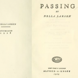 Ein Scan des inneren Titelblattes von "Passing" von Nella Larsen, schwarz auf vergilbtem Papier. Unter Titel und Autorin, das Verlagslogo, ein weisser Hund in einer schwarzen Ellipse und der Text: New York & London, Alfred A Knopf, 1929.