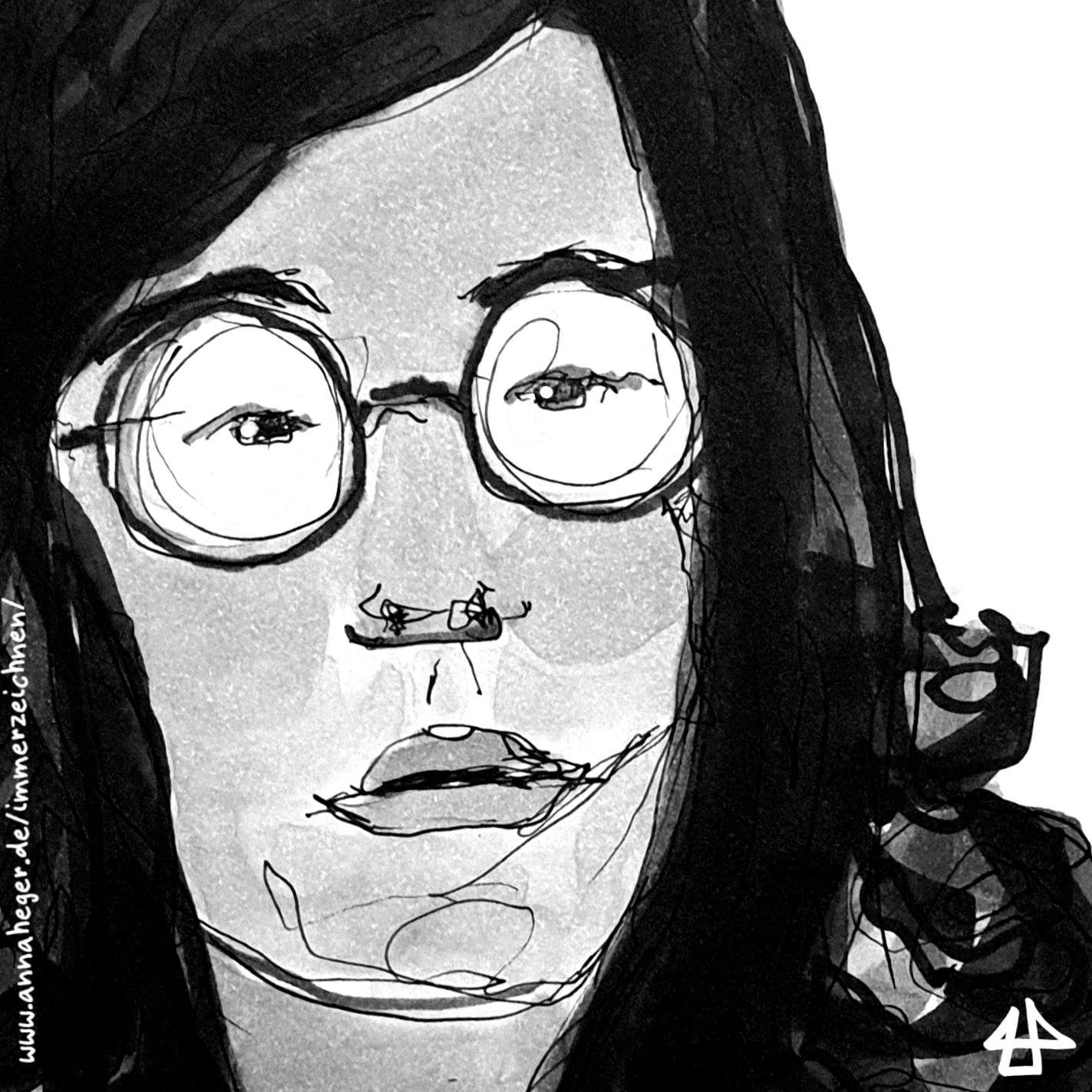 Porträt mit Tinte, koloriert mit Filzstiften in Grautöne: weiße Person um die 40 mit halblangen lockigen dunklen Haaren und Brille mit runden Brillengläsern schaut ernst nach rechts.