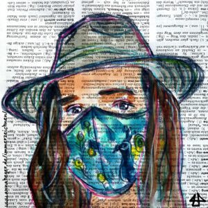 Aquarellierte Buntstiftzeichnung auf Wörterbuchseite. Porträt einer weißen Person mit langen braunen Haaren und grauem Cowboyhut. Die Maske ist bunt und hat ein Pfauenmuster.