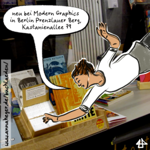 Foto eines flachen Minicomics-Regal auf der Verkaufstheke des Comic-Ladens. Überlagert mit dem fliegenden Avatar von Illi Anna Heger mit braunen Boots und grauem Rock, der im Flug nach einem Minicomic greift. In der zugehörigen Sprechblase: neu bei Modern Graphics in Berlin Prenzlauer Berg, Kastanienallee 79. An der Seite ein Link als Schriftzug www.annaheger.de/buchlaeden/.