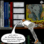 Foto eines Minicomicregals im Bücherregal. Überlagert ist die Zeichnung mit dem Avatar von Illi Anna Heger mit braunen Boots und grauem Rock, der von dem darunter liegenden Regal hochklettert. In der zugehörigen Sprechblase: seit 2016 im Buchladen im Schanzenviertel in Hamburg, Schulterblatt 55.