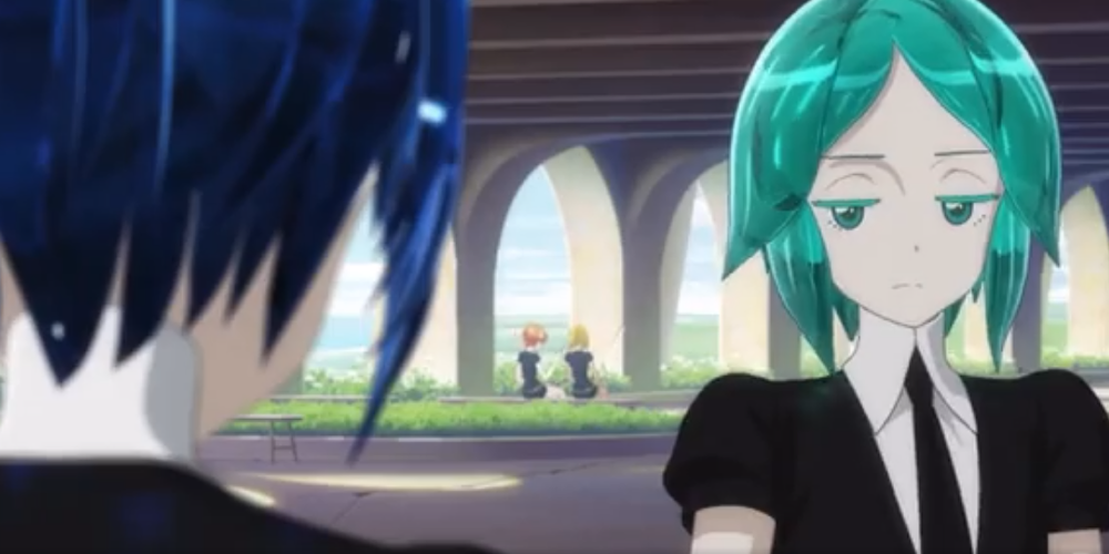 Filmstandbild aus dem Anime: zwei der Figuren, eine mit blauen und eine mit grünen Haaren unterhalten sich, dahinter weitere Figuren, die in schattigen Laubengängen sitzen.