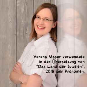 Porträtfoto von Verena, die an einer Wand lehnt. Sie hat halblange dunkelblonde Haare und ein weisses Shirt.
Text: Verena Maser verwendete in der Übersetzung von 