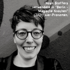 Porträtfoto von Noah mit kurzen wuscheligen Haaren, einer runden dunklen Brille und einer schwarzen Lederjacke.
Text: Noah Stoffers verwendete in 