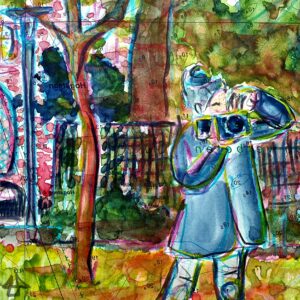 Aquarellierte Buntstift-Zeichnung: Eine Person mit halblangem Mantel und dunklen hochgesteckten Haaren fotografiert mit einer altmodischen Kamera. IM Hintergrund Bäume, ein Zaun und hinter Büschen ein Backsteingebäude.