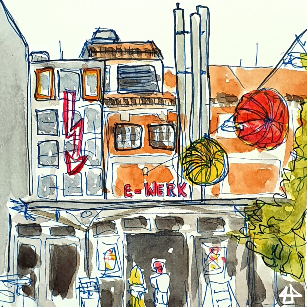 aquarellierte Finelinerzeichnung im Hof des E-Werk Kulturzentrum Erlangen. Graue und orangerote Industriebauten, ein grübbelaubter Baum und zwei runde Lampions an einem gespannten Seil.