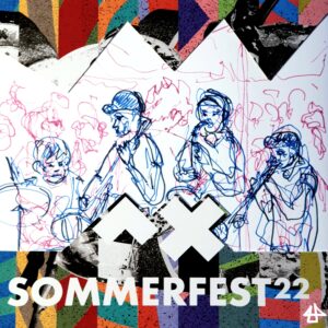 aufgeklebte Postkartenstücke auf Finelinerzeichnung. Auf der Postkarte sind bunte Formen und der Text: Sommerfest 22. In blauem Fineliner die Band mit Gitarre, Schlagzeug, Saxophone und einem kleineren Blasinstrument. In pinkem Fineliner übermalt das Publikum eine Menschenmenge und ein Sonnenschirm.