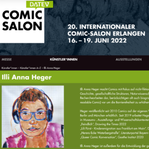 Screenshot der Künstler*innen-Seite von Illi Anna Heger beim 20. Internationaler Comic-Salon Erlangen 16.–19. Juni 2022. Dabei ein aquarellierte Buntstift-Selbstporträt: Eine weisse Person mit beidseitigem Sidecut und ob zurückgesteckten Haaren. Die Brille ist groß und hellblau gerahmt. Die Kopfhörer sind schwarz wie das Shirt. Und die Weste ist flauschig magentafarbend.