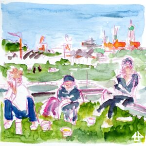 aquarellierte Buntstiftzeichnung. Drei Menschen sitzen auf einem Stück Rasen entspannt zusammen, eine davon auf dem niedrigen Holzzaun, die anderen beiden lehnen mit dem Rücken dagegen. Im Hintergrund, die große Kirche an der Theresienwiese und halb aufgebaute Wiesn-Zelte.