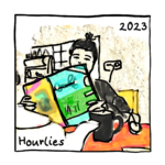 Hourlies 2023: Eine Person liest ein Magazin in der eigenen Küche, davor auf dem Tisch eine Teekanne und eine Tasse.