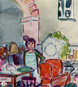 Aquarellierte Buntstiftzeichnung. Eine Person mit wurschtellig hochgesteckten Haaren steht an einem Flohmarkttisch und schaut sich nachdenklich in einem Innenhof um, neben dem Tisch ein roter altmodischer Puppenwagen.
