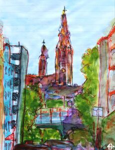 Aquarellierte Finelinerzeichnung auf liniertem Papier. Erhöht eine Backsteinkirche, davor Häuser, Bäume mit viel grün und eine Hochbahntrasse. Der Blick durch eine Altbaustrassenfluvht zeit auch parkende Autos.