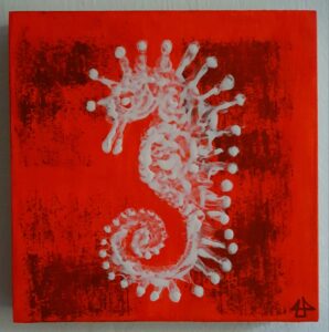 Linoldruck in weiss auf leuchtorange. Der Hintergrund hat rechteckige zufällig verteilte Schatten, darauf ein stilisiertes aufrechtes Seepferdchen.