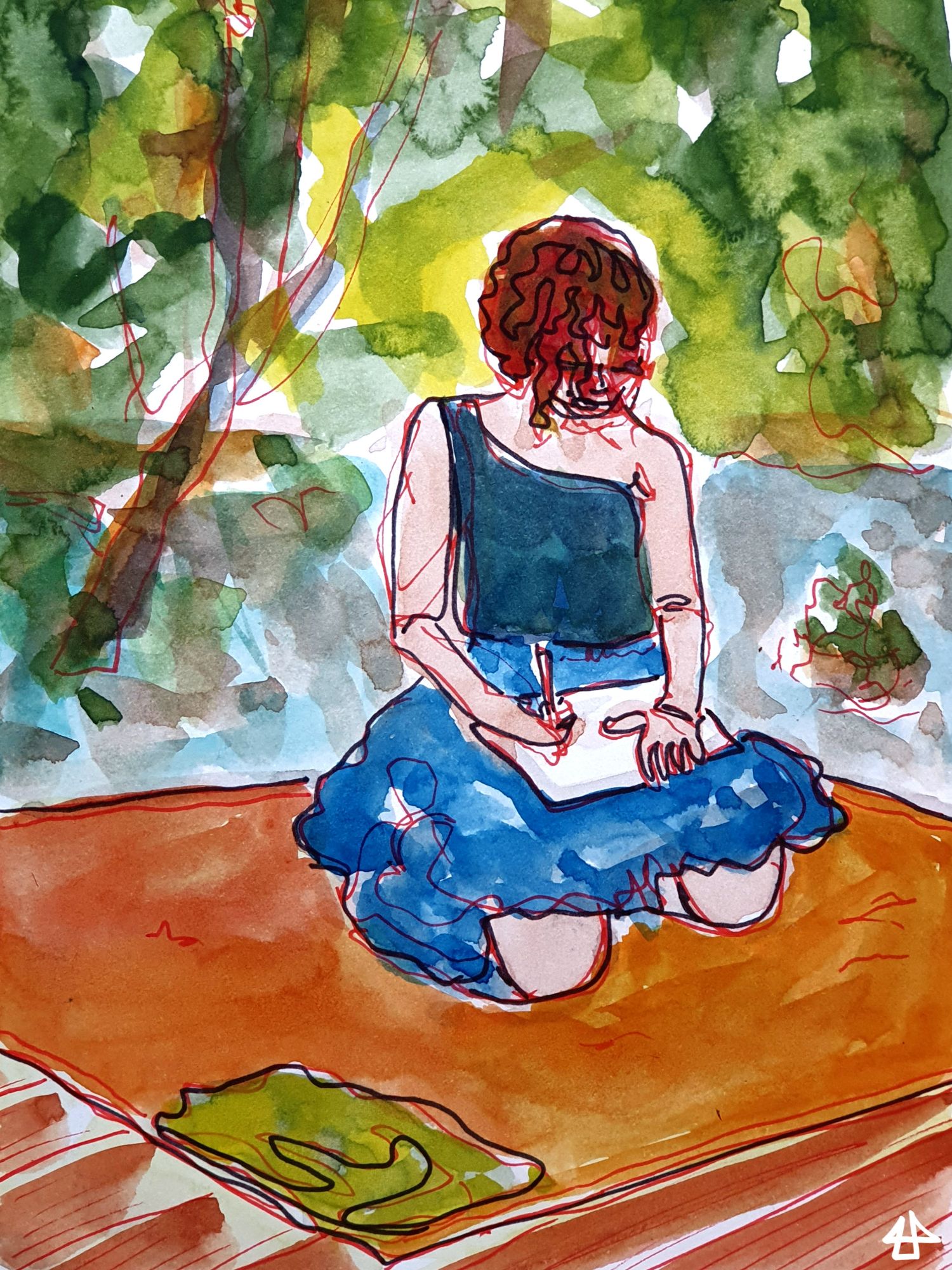 Aquarellierte Finelinerzeichnung. Eine Person in langem blauen Rock und dunklem halbschulterfreiem Top kniet zeichnend auf einer Decke, dahinter Bäume im Fluss.