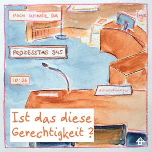 Aquarellierte Buntstiftzeichnung aus dem Verhandlungsaal des 345 Prozesstag aus dem Comic: Ist das diese Gerechtigkeit. Der Tisch des Sachverständigen im Vordergrund, dahinter weitere Holztische und ein Bildschirm darauf. Text: Noch keiner da.