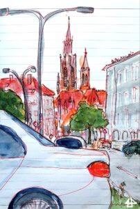 Aquarellierte Finelinerzeichnung auf liniertem Papier. Ganz hinten mittig die Kirche, davor rechts und links Strassenfluchten mit Bäumen, im Vordergrund das Heck eines weissen modernen Autos wie es die Strasse halb verdeckt.