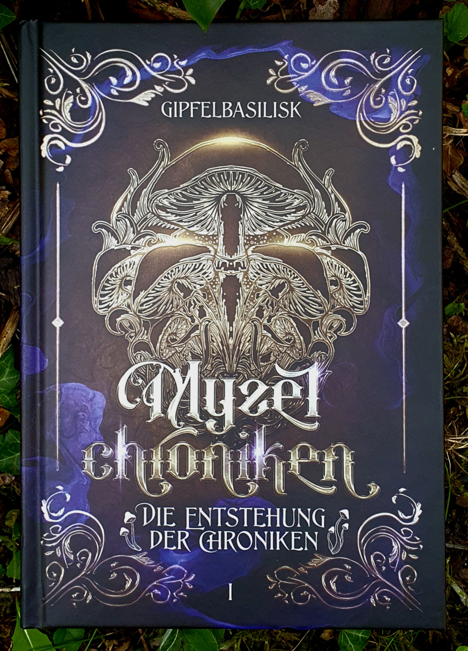 Buchdeckel von Myzelchroniken - Die Entstehung der Chroniken von Gipfelbasilisk, auf blau leuchtendem Hintergrund eine golden leuchtende Figur aus mehreren zusammenhängenden Pilzen, in den vier Ecken verschlungene Illustrationen zur Deko.