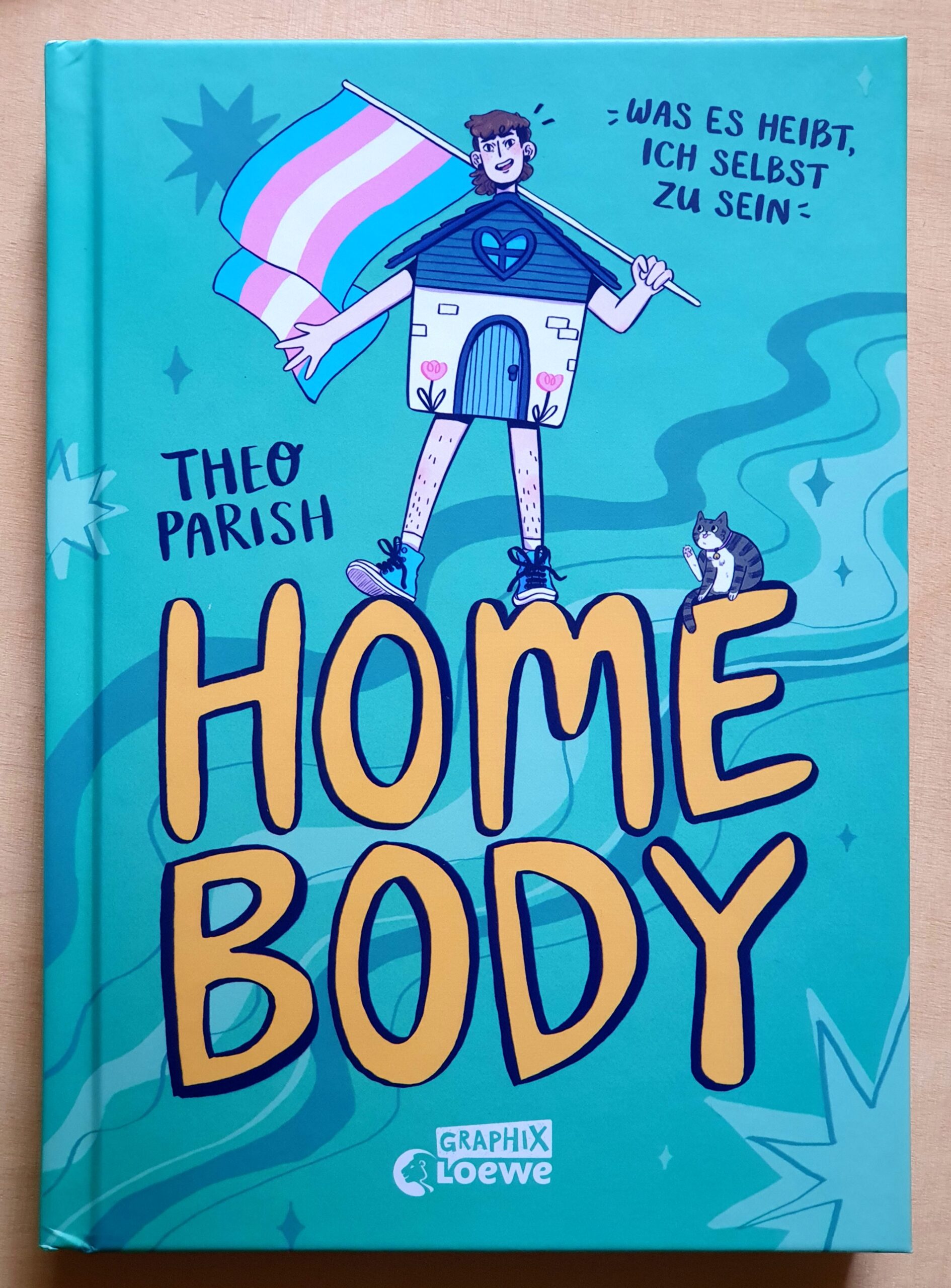 Buchdeckel von Home Body - Was es heißt ich selbst zu sein von Theo Parish, vom Graphix Loewe Verlag. Vor türkisem Hintergrund, gezeichnet, eine Person mit einem kleinen Häuschen als Körper, Beinen mit Sportshuhen und einer wehenden trans Flagge in der Hand. Auf dem Buchstaben E des Titels ein Kätzchen.