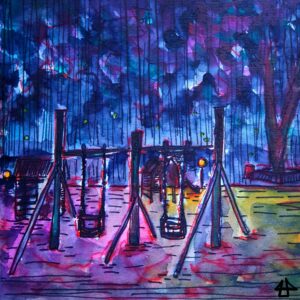 Aquarellierte Finelinerzeichnung, ein Spielplatz mit Kleinkindschaukeln und Holzhäuschen im Dunkeln, die Bäume im Hintergrund leuchten blau und lila, der Sand im Vordergrund pink und gelblich.