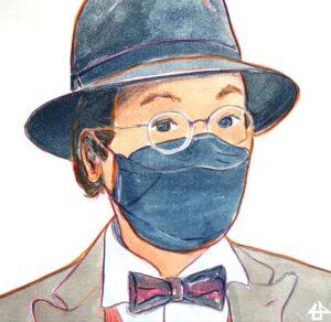 Aquarellierte Buntstiftzeichnung, Person mit kleiner hellen runden Brille und dunklem Humphrey Bogart Hut. Die simple FFP2 Maske passt farblich zum Hut. Die Fliege mit pink und grau komplementiert den hellgrauen Anzug.