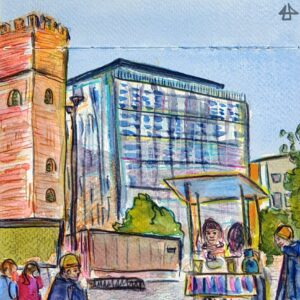 Aquarellierte Buntstiftzeichnung einer Menschengruppe, stehend und sitzend vor einem hohen Backsteinturm umd einem verglasten modernen siebenstöckigen Gebäude. Auf einem überdachten Tisch, Teekannen und Becher.