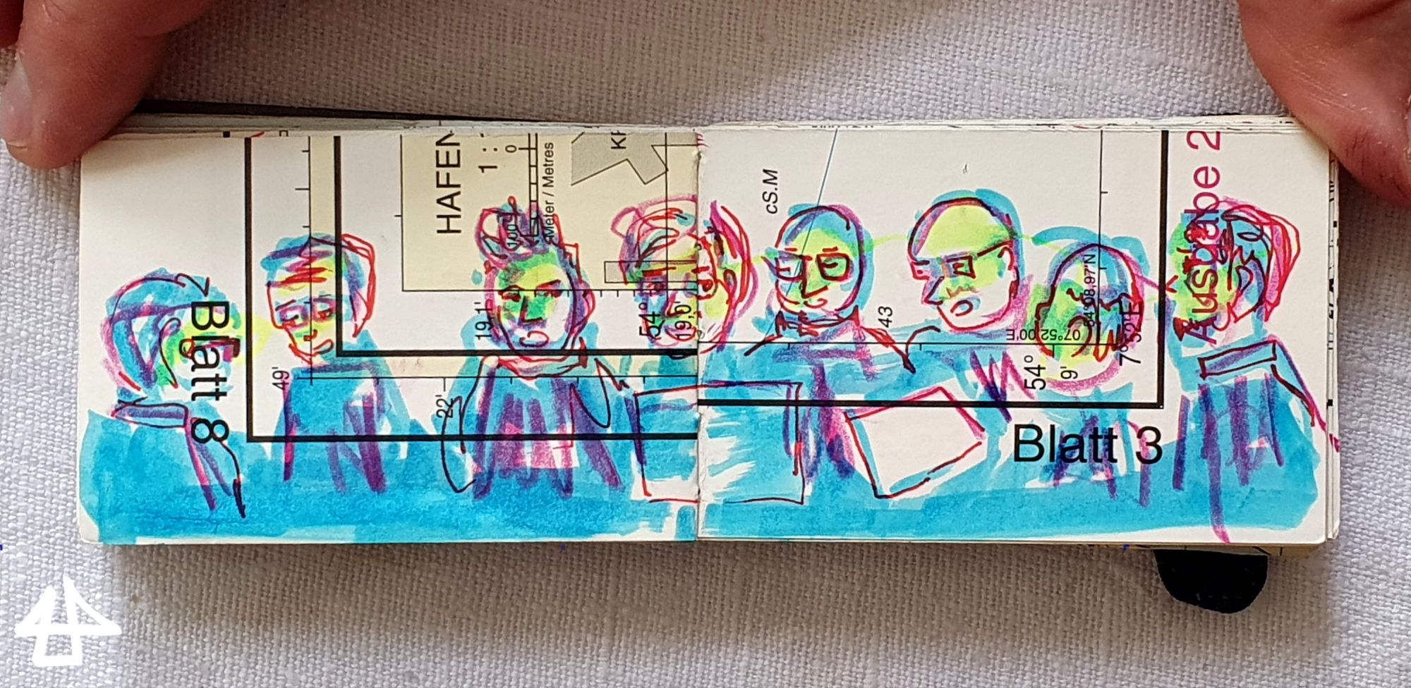 Foto eines schmalen Skizzenbuches was in der Länge zwischen Daumen und Zeigefinger passt. Skizzenhaft 8 singende Menschen, Mäntel in neon blau, Gesichter in Neongelb angedeutet.