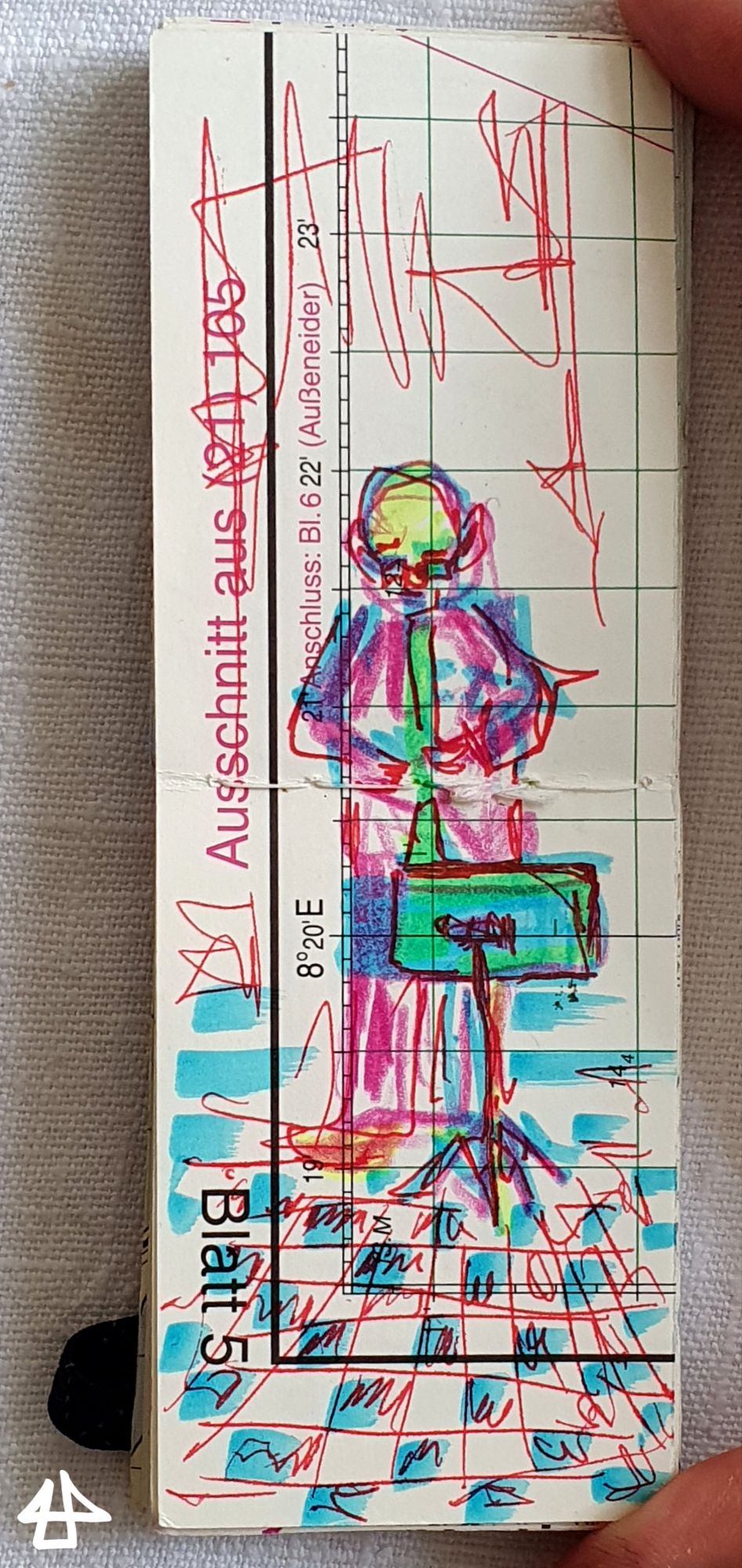 Foto eines schmalen Skizzenbuches was in der Länge zwischen Daumen und Zeigefinger passt. Hochkant ein Mensch mit schmalem Blasinstrument und Notenständer, der Fussboden hell und dunkel wie ein Schachbrett gefliest, skizzenhaft: blau, gelb, magenta und rot.