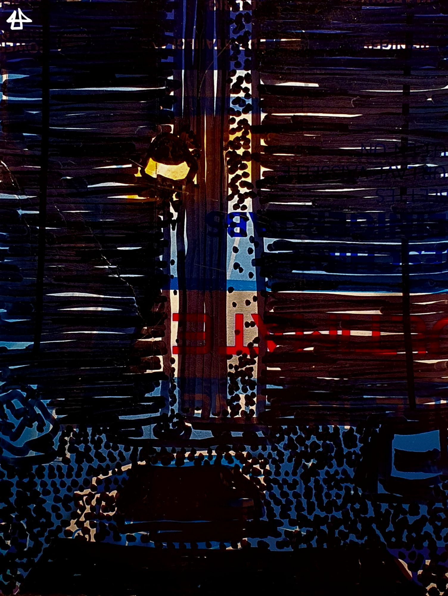 Bunter Untergrund, der mit schwarzen Eddinglinien und -punkten bemalt ist. Schemenhaft erkennbar Jalousien an hohen Fenstern, davor eine Lampe auf einem Tisch die gelb leuchtet und davor ein Stapel Bücher und eine Tastatur.