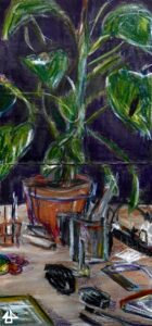 Pastelkreide auf Karton, ein Terrakott Blumentopf mit einer Monstera Pflanze, eines der zahlreichen Blätter ist einfach fenestriert. Drum herum auf einem Holzschreibtisch, Zettel, Notizbücher und Stiftehalter.