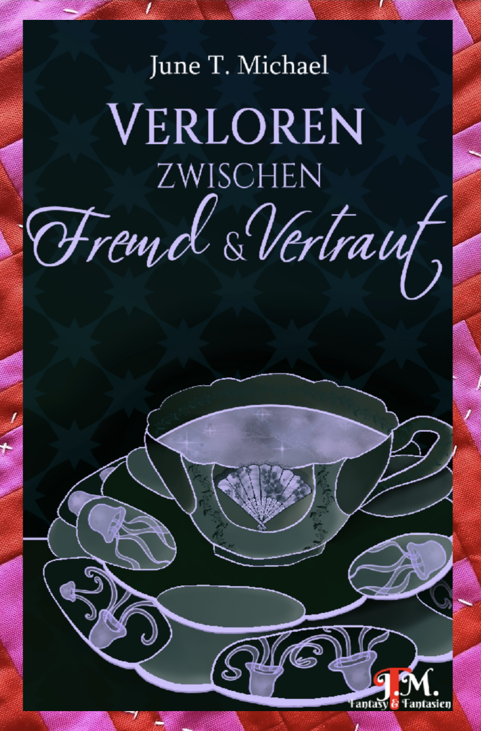 Buchcover von Verloren zwischen fremd und vertraut von June T Michael, vor dunkel Gemustertem Hintergrund oben der Titel lila teils geschwungenen Buchstaben. Darunter grafisch stilisiert eine Teetasse mit Oktopusbildern unter der Glasur.
