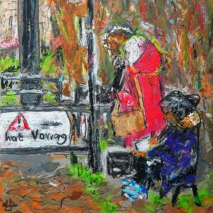 Ölkreiden und Bleistift: drei Personen an einem Tramübergang neben einem Schild mit Ausrufezeichen, einer angedeuteten Tram und dem Text: hat Vorfahrt. Die im lila Mantel ditzt auf einem Campingstuhl. Die im leuchtpinken Mantel schaut der Dritten über die Schulter. Um sie herum Gras und im Himtergrund blattloses Gestrüpp.