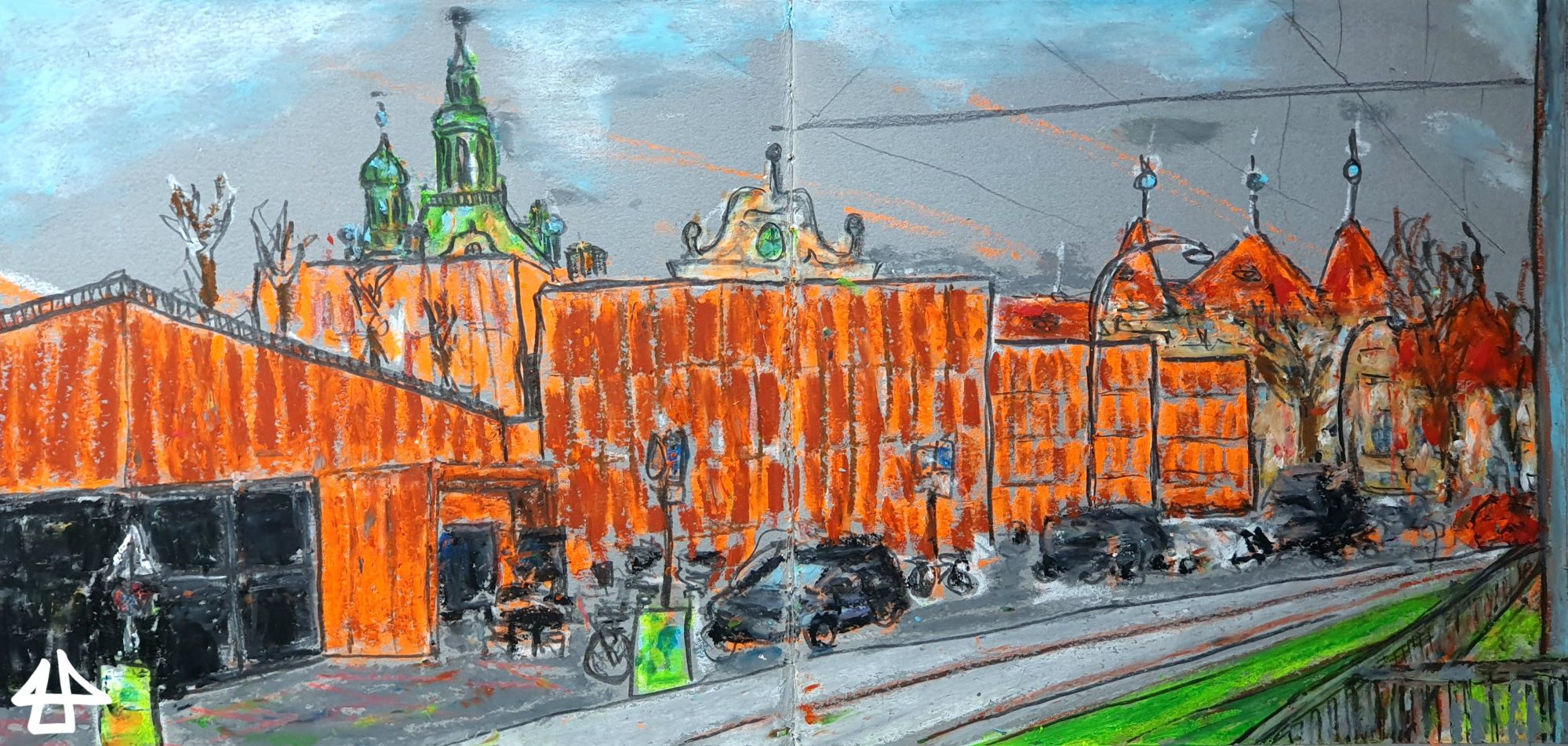 Zeichnung mit Ölkreide und Bleistift. In breitem Querformat die Fassade der Archäologischen Staatssammlung München mit seinem modernen Baustil und orangeroten Fassadeplatten, davor die Strasse mit Gleisen der Tram und parkenden Rädern und Autos. An den Verkehrsschildern grüngelbe Wahlplakate. Hinter dem Gebäude das Bayerische Nationalmuseum: der Turm mit grünem Kupferfach, und die Seitengebäude mit roten Schindeln.