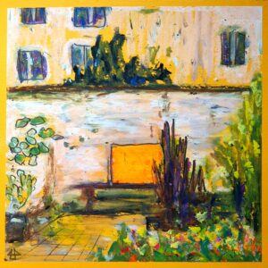 Ölkreide auf gelbem Karton: an einer weissen Mauer mit Moosflecken lehnt ein zusammengeklappter leuchtend gelber Tisch, davor ein Sitzbank, dahinter Koniferen und undeutlicher die Fenster des nächsten Hauses. Rechts ein Blumenbeet mit hohen Grünpflanzen und niedriger viele kleine bunte Blüten. Links ein Mäuerchen und angedeutet grössere Grünpflanzen mit großen runden Blättern.