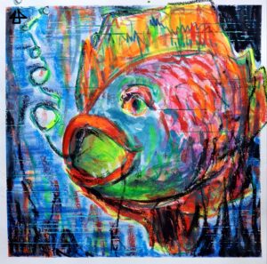 sehr bunter gemalter Fisch, karpfenähnlich bis auf die Farben, es scheint dass er vor den Betrachtenden eine Kurve schwimmschwimmt, im Hintergrund dunkle WassWasserpdlanzen in blauem Gewässer.