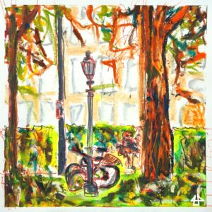 Zeichnung mit Ölkreide und rotem Fineliner: eine Strassenlaterne zwischen hohen Bäumen an den zwei Fahrräder festgeschlossen sind, dahinter eine Hecke und schwmenhaft die Fenster eines Gebäudes
