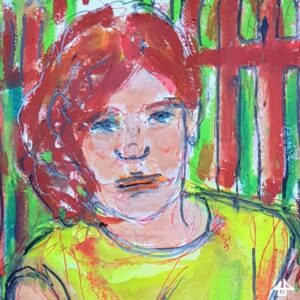 Ölkreide auf Papier: Portrait einer Person mit verträumtem Blick und halblangen lockigen Haaren, sie haben den gleichen Braunton wie der Zaun dahinter