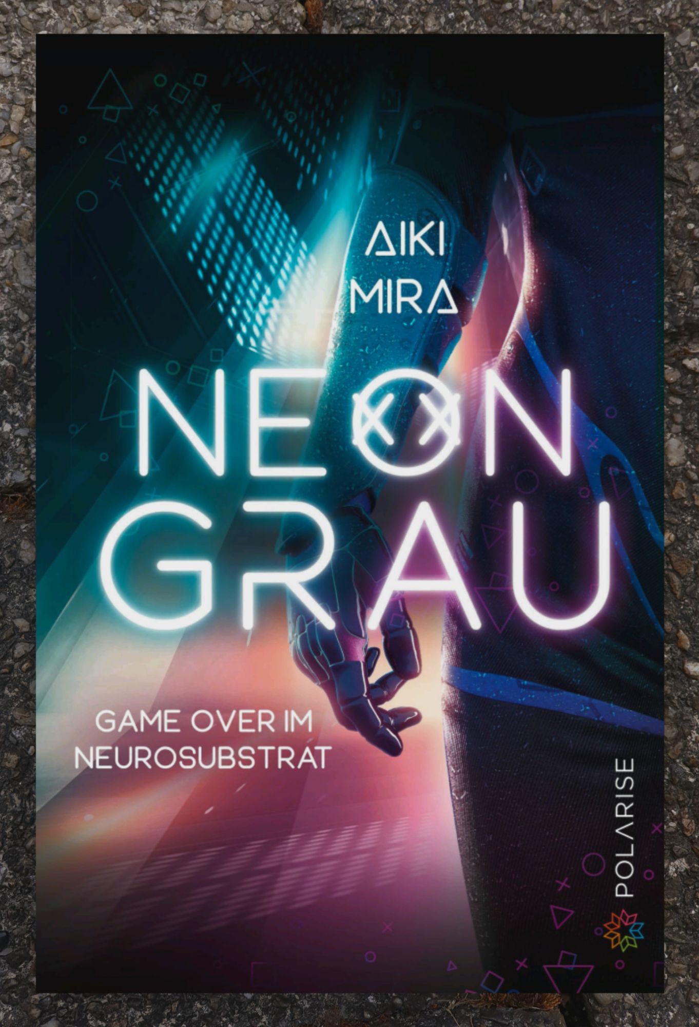 Buchdeckel von Neongrau - Game Over im Neosubstrat von Aiki Mira im Polarise Verlag. Text in grossen leicht leuchtende weisse Buchstaben auf, im Hintergrund ein Auschnitt ohne Kopf einer Person mit futuristischer Handprothese vor leuchtenden Serverkisten.