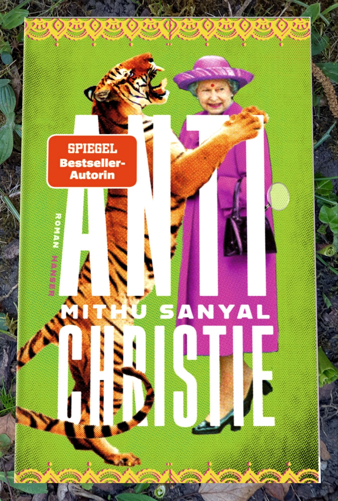 Buchdeckel von Antichristie von Mithu Sanyal, zwischen den grossen weissen Buchstaben ein Tiger mit den Vorderpranken auf Queen Elizabeths Schultern. kleiner Aufkleber mit Text: Spiegel Bestsellerautorin.
